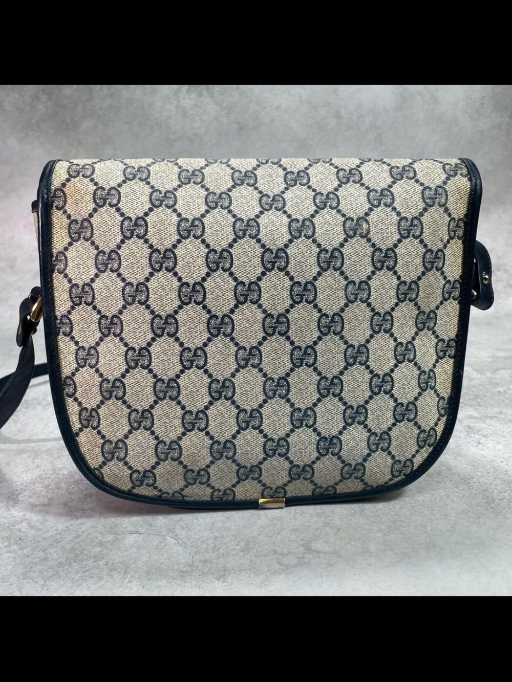 Gucci Beige GG Supreme Canvas Shoulder Bag with Navy Trim - Picture 3 of 11
